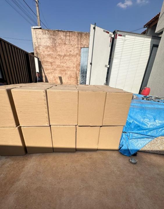 Foto 2 de 3 — Força Tática apreende grande carga de cigarros contrabandeados na região; 4 presos